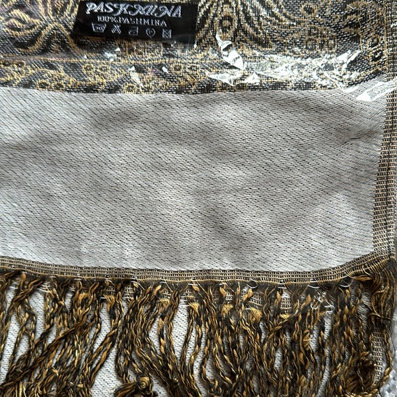 Pashmina wrap, silver grey with golden paisley patterned bands. New in package - Picture 2 of 3